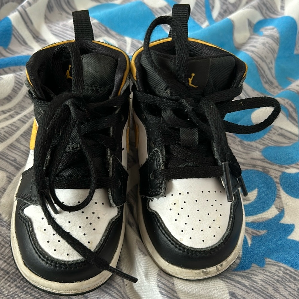 2021
Air Jordan 1 Mid TD 'Black University Gold'